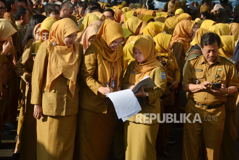 Aparatur Sipil Negara (ASN) Kota Bandung berbaris sambil mengisi daftar hadir saat acara Silaturahmi Keluarga Besar ASN Pemerintah Kota Bandung bersama PJ Wali Kota 