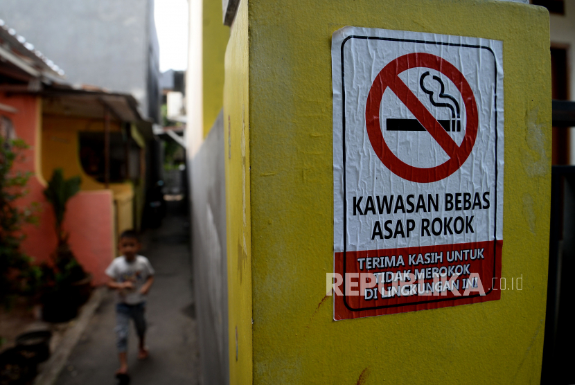 Seorang anak melintas didekat sriker kawasan bebas asap rokok. Rumah Kajian dan Advokasi Kerakyatan Indonesia (RAYA Indonesia) mendorong pemerintah segera menerbitkan aturan larangan iklan rokok melalui internet.