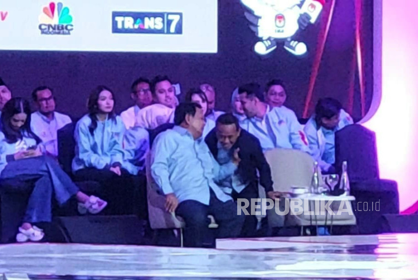 Momen capres nomor urut 2, Prabowo Subianto menarik jaket yang dikenakan Menteri Investasi Bahlil Lahadalia saat gelaran debat cawapres di Jakarta Convention Center (JCC), Jumat (22/12/2023) malam. 