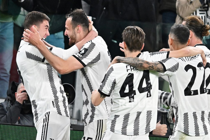 Para pemain Juventus (ilustrasi).  Badan olahraga tertinggi Italia menganulir hukuman pengurangan 15 poin untuk Juventus.