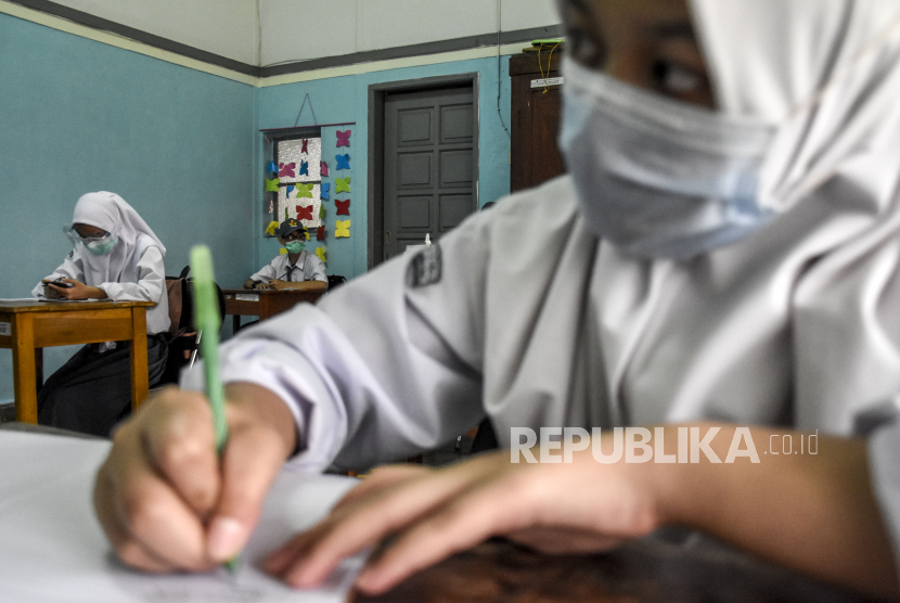 Sejumlah siswa SMALB mengikuti pembelajaran tatap muka (PTM) di SLBN Cicendo, Jalan Cicendo, Kota Bandung, Senin (20/9). Dinas Pendidikan (Disdik) Kota Bandung menegaskan apabila terdapat sekolah yang melanggar ketentuan maka dipastikan ditutup.