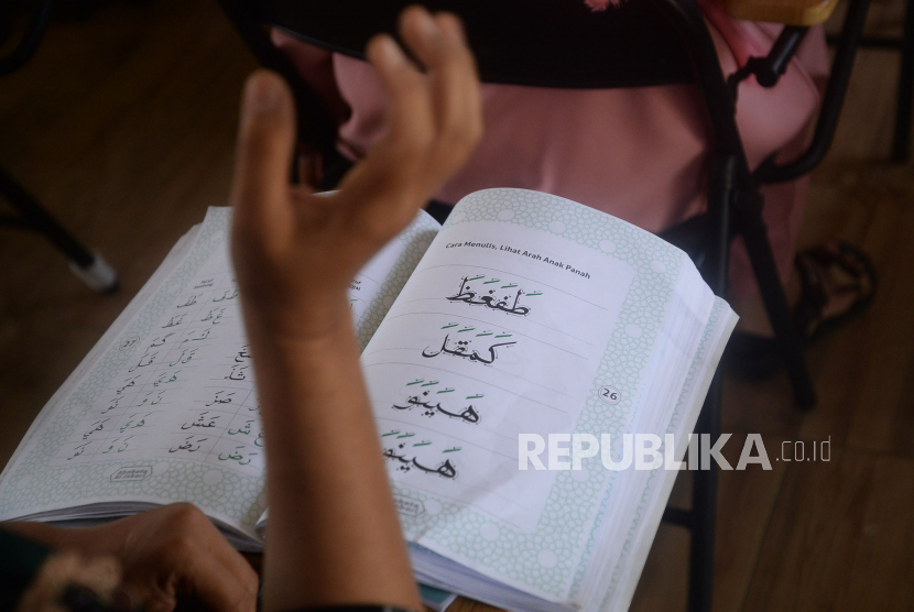 Sebanyak 600 guru mengaji di seluruh kecamatan se-Kota Bogor mendapat kartu ATM BJB dan kartu BPJS Ketenagakerjaan dari Pemerintah Kota (Pemkot) Bogor. 