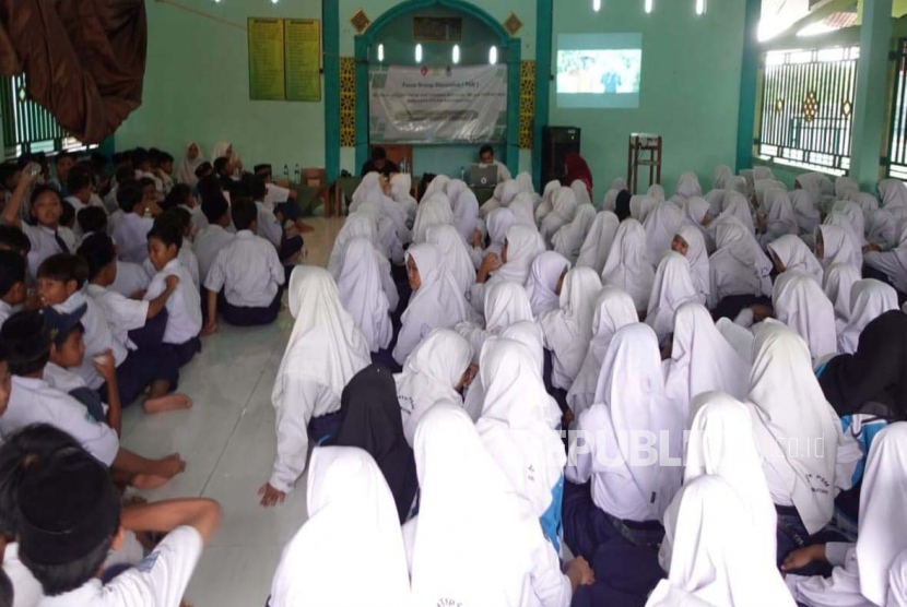 Suasana pelatihan literasi digital, yang dilaksanakan Universitas Islam Negeri (UIN) Walisongo dan Telkomsel di MTs Pesantren Sabilil Muttaqien (PSM) Randublatung, Kabupaten Blora, Jawa Tengah, Selasa (28/2).