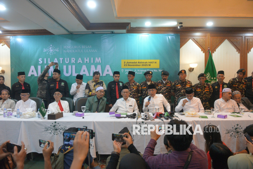 Ketua Umum PBNU KH Yahya Cholil Staquf memberikan keterangan usai melakukan silaturahmi alim ulama di Gedung PBNU, Jakarta, Ahad (23/11/2025). Silaturahmi ini membahas sekaligus meminta masukan dari para kiai dan alim ulama di tengah ramainya isu pemakzulan terhadap Ketua Umum PBNU KH Yahya Cholil Staquf.