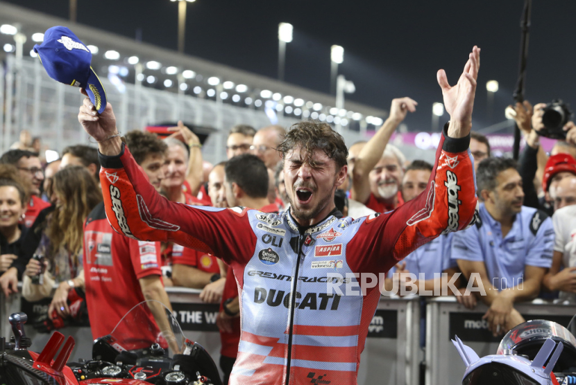Pembalap Ducati Fabio Di Giannantonio, dari Italia, melakukan selebrasi usai menjuarai Grand Prix MotoGP Qatar di Sirkuit Internasional Lusail di Lusail, Qatar, Senin (20/11/2023)dini hari WIB.