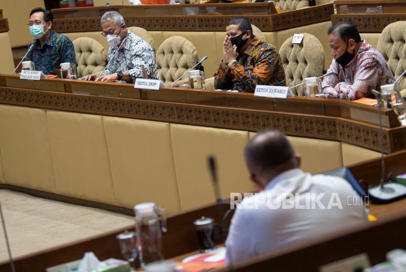 Ketua Dewan Kehormatan Penyelenggara Pemilu (DKPP) Muhammad (kedua kanan), Ketua Badan Pengawas Pemilu (Bawaslu) Abhan (kanan), Ketua Komisi Pemilihan Umum (KPU) Arief Budiman (kedua kiri), dan Komisioner KPU I Dewa Kade Wiarsa Raka Sandi (kiri) mengikuti rapat kerja dengan Komisi II DPR di kompleks Parlemen, Senayan, Jakarta, Kamis (11/6/2020). Rapat membahas usulan tambahan anggaran pelaksanaan Pilkada serentak tahun 2020
