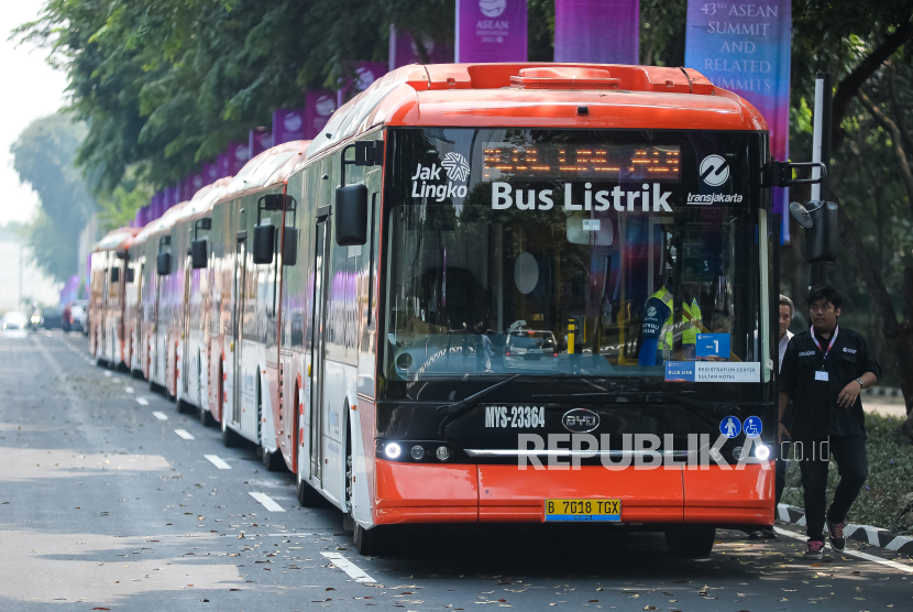 Bus berbasis listrik dinilai efektif untuk mengurangi polusi udara di Jakarta sebagai transportasi ramah lingkungan. /ilustrasi