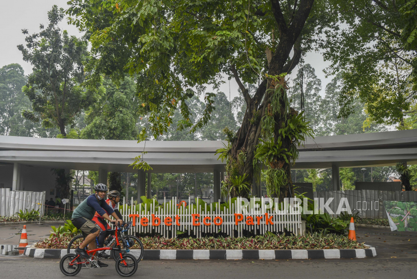 Pengendara sepeda melintas di kawasan Tebet Eco Park yang ditutup sementara di Tebet, Jakarta, Ahad (3/7/2022). Pemprov DKI Jakarta memperpanjang penutupan lokasi tersebut dalam rangka pemeliharaan taman dan perbaikan fasilitas. 