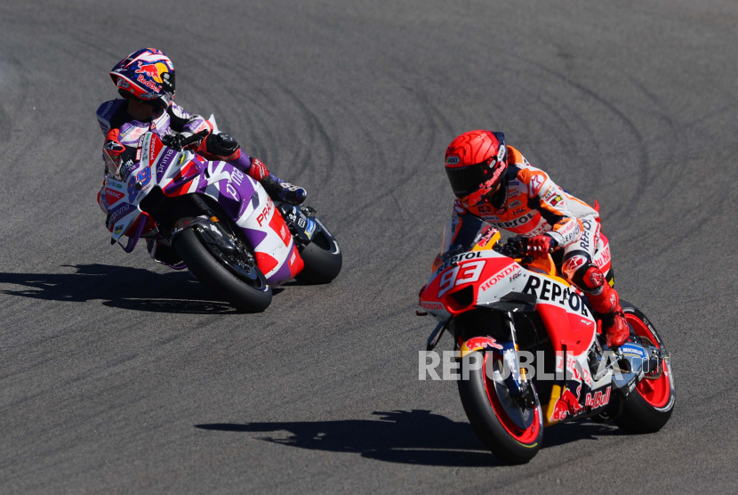 Pembalap MotoGP tim Repsol Honda asal Spanyol Marc Marquez (kanan) dan pembalap Prima Pramac Racing asal Spanyol, Jorge Martin.