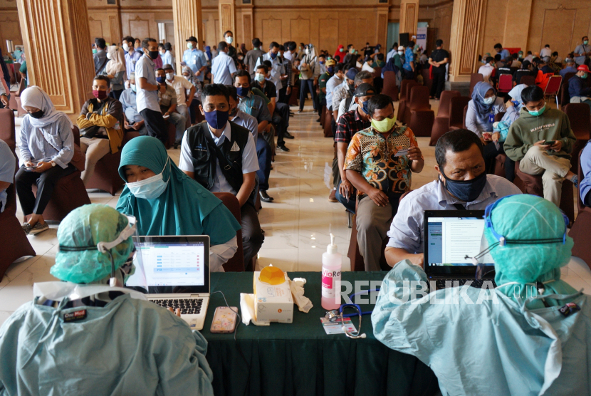 Sleman Segera Vaksinasi Pelaku Pariwisata. Petugas mendata peserta vaksin COVID-19 saat saat vaksinasi COVID-19 massal Aparatur Sipin Negara (ASN) di Sleman City Hall, Sleman, D.I Yogyakarta, Selasa (9/3/2021). Pemda Sleman menargetkan vaksinasi COVID-19 massal untuk sekitar 3.000 ASN kana selesai pada Rabu (10/3/2021). 