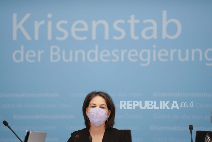  Menteri Luar Negeri Jerman Annalena Baerbock menghadiri pertemuan unit krisis pemerintah Jerman setelah pasukan Rusia meluncurkan serangan yang diantisipasi mereka ke Ukraina, di kementerian luar negeri di Berlin, Jerman, Kamis, 24 Februari 2022.