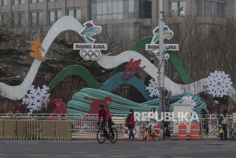  Orang-orang mengendarai sepeda di dekat dekorasi untuk Olimpiade Musim Dingin Beijing, di Beijing, Cina, 24 Januari 2022. Cina dijadwalkan menjadi tuan rumah Olimpiade dan Paralimpiade Musim Dingin Beijing 2022 pada bulan Februari, menjadikan ibu kotanya kota pertama di dunia yang menjadi tuan rumah kedua Musim Panas ( 2008) dan Olimpiade Musim Dingin (2022).