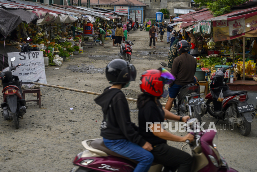 Suasana pasar terlihat sepi setelah diberlakukan pembatasan waktu buka di Pasar Tavanjuka, Palu, Sulawesi Tengah, Jumat (1/5/2020). Para pedagang di pasar itu bersepakat untuk membatasi jam buka pasar yang biasanya hingga malam menjadi sampai pukul 16