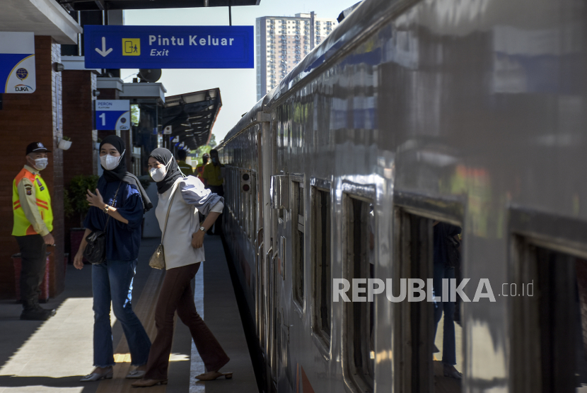 Sejumlah penumpang turun dari KA Lokal Bandung Raya setibanya di Stasiun Gedebage, Kota Bandung, Jawa Barat, Kamis (1/6/2023). PT KAI Daop 2 Bandung mencatat kenaikan jumlah penumpang.