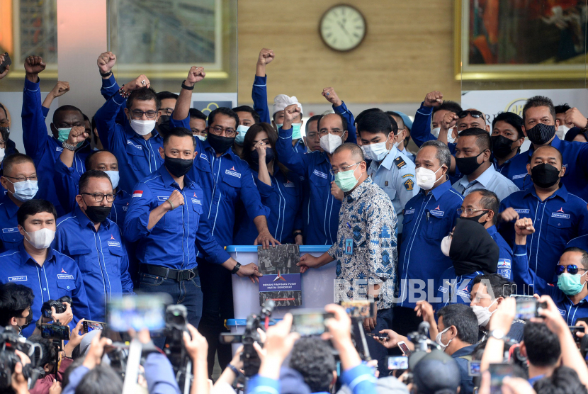 Ketua Umum Partai Demokrat Agus Harimurti Yudhoyono (AHY) menyerahkan berkas kepada Dirjen Administrasi Hukum Umum Kementerian Hukum dan HAM Cahyo Rahadian Muzhar usai menyambangi Kantor Direktorat jenderal Administrasi Hukum Umum Kementerian Hukum dan HAM, Kuningan Jakarta, Senin (8/3). Tujuan kedatangan AHY beserta jajaran pengurus tingkat daerah tersebut ingin menyampaikan pada Kemenkumham, jika kongres luar biasa (KLB) yang digelar kubu Moeldoko di Deli Serdang, Sumatera Utara (Sumut), ilegal.Prayogi/Republika.