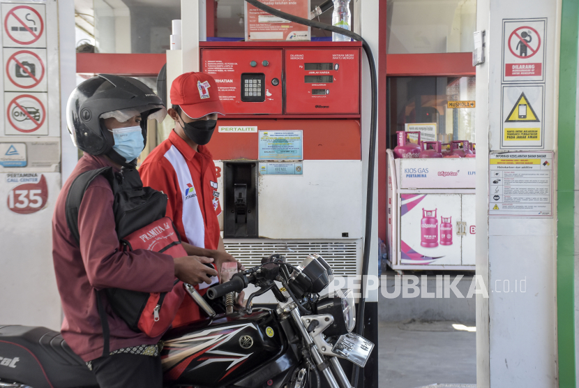Pengendara sepeda motor mengisi bahan bakar minyak (BBM) di SPBU Pertamina Riau, Jalan LLRE Martadinata, Kota Bandung, Jawa Barat, Jumat (1/9/2023). 