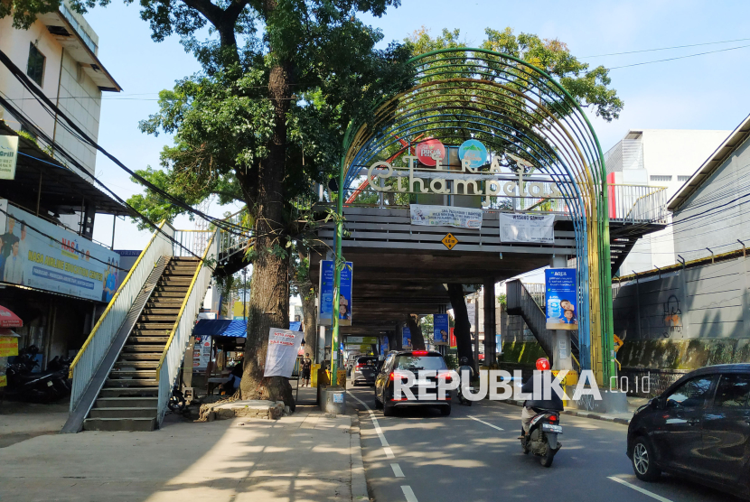 Teras Cihampelas, di Jalan Cihampelas, Kota Bandung, Jumat (4/7/2025). Ruang publik berkonsep skywalk sepanjang 450 meter ini sepi pengunjung dan kios PKL tampak kosong dipenuhi coretan. Terkait kondisi itu ada wacana usulan Gubernur Jabar Dedi Mulyadi untuk membongkar Teras Cihampelas.