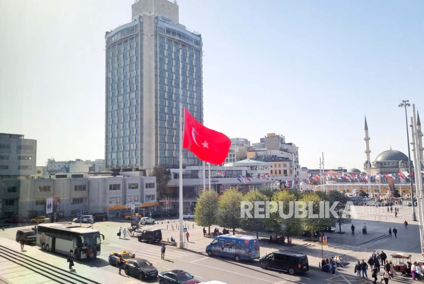 Bendera nasional Turki tampak berkibar setengah tiang di pusat kota Istanbul, Turki, Jumat (20/10/2023).