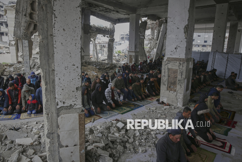 Warga Palestina melaksanakan Sholat Jumat pertama bulan suci Ramadan di Masjid Imam Shafii, yang rusak akibat serangan tentara Israel, di lingkungan Zeitoun, Kota Gaza, Jumat (7/3/2025). Warga Palestina di Gaza menggelar sholat jumat diantara reruntuhan masjid Imam Shafii pasca gencatan senjata dengan Israel. Meski penuh keterbatasan, warga tetap khusyuk menjalani ibadah sholat jumat pertama di bulan Ramadhan.