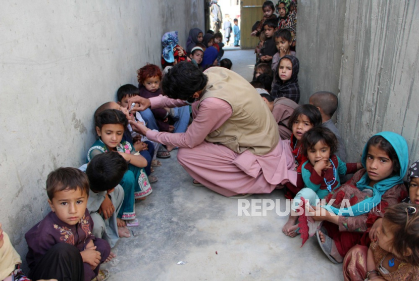 Anak-anak di Pakistan mendapat imunisasi polio (ilustrasi). Pakistan kembali mencatat peningkatan jumlah kasus polio dengan 41 kasus baru sepanjang tahun ini.