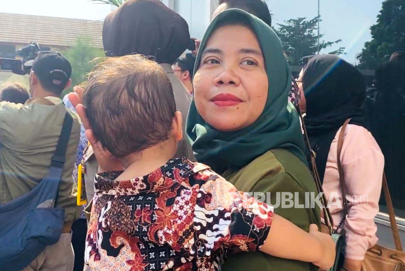 Ibu bayi tertukar bernama Siti Mauliah (37 tahun) dan anak kandungnya DN (1). Kuasa hukum berharap kasus bayi tertukar jadi 'alarm' bagi pelayanan kesehatan.
