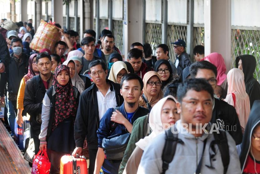Sejumlah pemudik tiba di Stasiun Pasar Senen, Jakarta, Selasa (19/6).