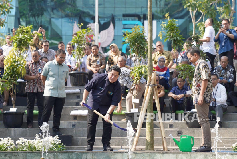 Menteri BUMN Erick Thohir dalam program penanaman pohon ini di halaman Kantor Kementerian BUMN, Jakarta, Rabu (27/9/2023).