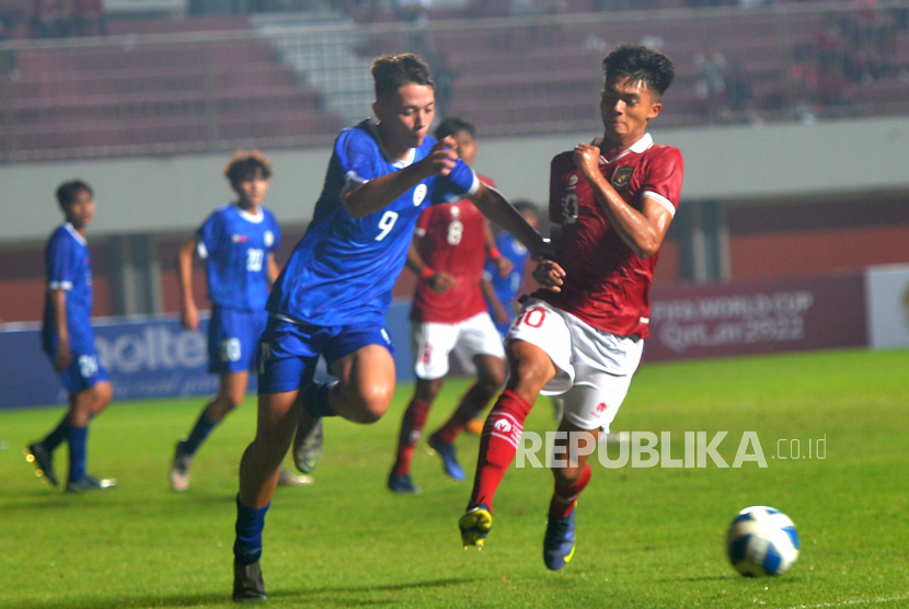 Gelandang Timnas Indonesia U16 Ji Da Bin (kanan) berebut bola dengan bek Filipina Bacchus Ekberg saat pertandingan penyisihan grup A AFF U16 2022 di Stadion Maguwoharjo, Sleman, Yogyakarta, Ahad (31/7/2022). Pada pertandingan ini Indonesia berhasil mengungguli 2-0 atas Filipina.