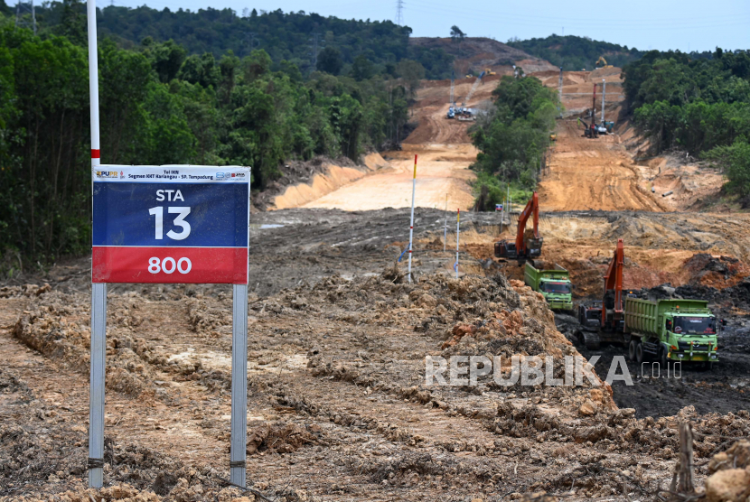 Pekerja menggunakan alat berat mengerjakan proyek pembangunan tol Ibu Kota Negara (IKN) Nusantara segmen KKT Kariangau-Simpang Tempadung di Penajam Paser Utara, Kalimantan Timur, Kamis (23/2/2023). 