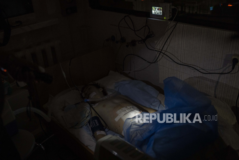 Seorang anak laki-laki yang terluka akibat serangan Rusia terbaring di ranjang rumah sakit di Kherson, Ukraina selatan, Selasa, 22 November 2022. Saat serangan meningkat di kota Kherson yang baru saja dibebaskan, para dokter berjuang untuk mengatasi kekurangan air, listrik, dan kekurangan peralatan.