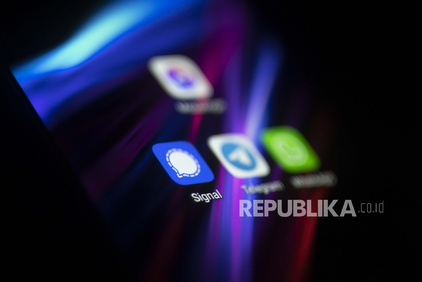  Sebuah ilustrasi foto menunjukkan logo aplikasi perpesanan media sosial Signal, Telegram, dan Whatsapp di layar ponsel.