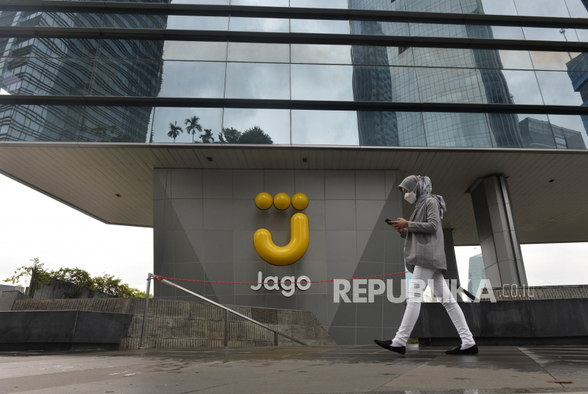 Warga melintas di depan kantor Bank Jago di Jakarta, Selasa (7/2/2023). Bank Jago sebagai salah satu bank digital di tanah air terus memperluas ekosistem dan diversifikasi risiko demi meningkatkan akses keuangan kepada masyarakat.