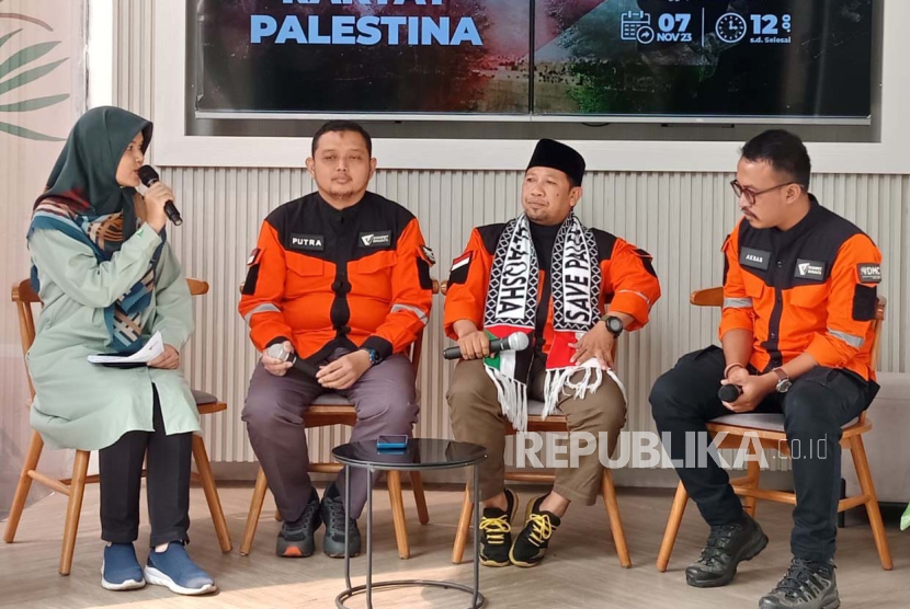 Jajaran Dompet Dhuafa saat melakukan press conference terkait update penyaluran bantuan dan kondisi terkini di Palestina, Jakarta, Selasa (7/11/2023). 