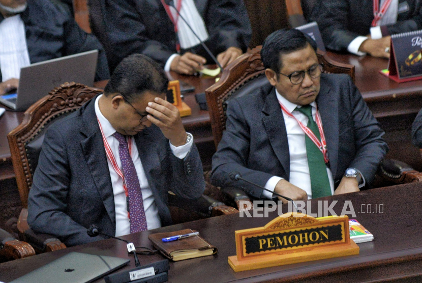 Pasangan capres-cawapres nomor urut 01 Anies Baswedan dan Muhaimin Iskandar didampingi tim hukumnya mengikuti sidang pembacaan putusan Perselisihan Hasil Pemilihan Umum (PHPU) pilpres 2024 di Gedung Mahkamah Konstitusi, Jakarta, Senin (22/4/2024). Dalam sidang pembacaan putusan tersebut Mahkamah Konstitusi (MK) menolak permohonan sengketa hasil Pemilihan Presiden-Wakil Presiden (Pilpres) 2024 yang diajukan pasangan capres-cawapres nomor urut 01 Anies Baswedan dan Muhaimin Iskandar serta pasangan capres-cawapres nomor urut 03 Ganjar Pranowo dan Mahfud MD.