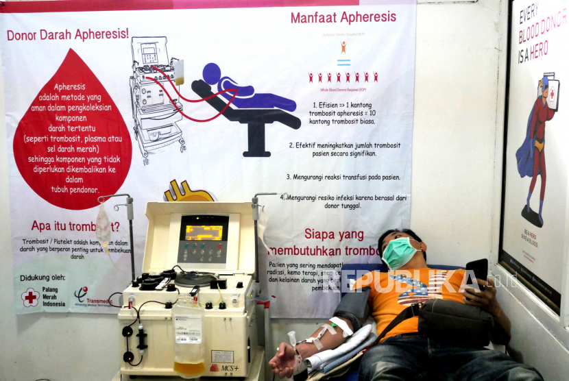 Proses donor darah konvalesen dari penyintas Covid-19 di PMI Kota Yogyakarta, Kamis (21/1). Sebanyak 400 ml plasma darah diambil dari pendonor menggunakan alat apheresis. Plasma darah ini nantinya akan digunakan untuk membantu proses penyembuhan pasien Covid-19.