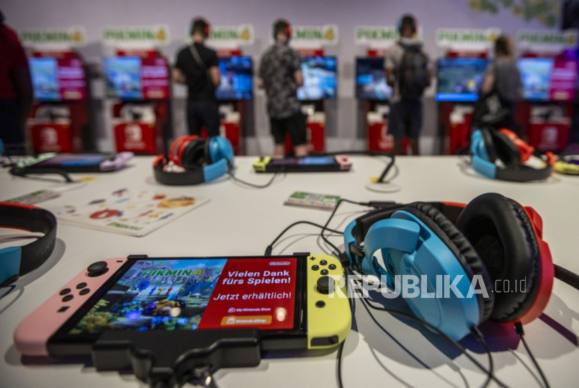 Konsol game Nintendo Switch terlihat saat konvensi game Gamescom di Cologne, Jerman, 23 Agustus 2023.
