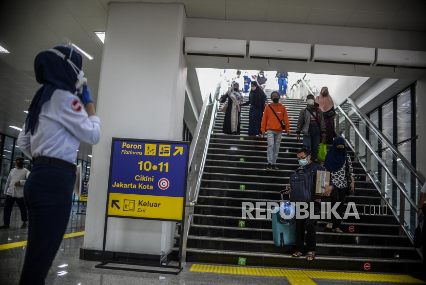 Penumpang turun dari tangga usai menaiki kereta di Stasiun Manggarai, Jakarta, Ahad (26/9). Jalur layang Stasiun Manggarai telah beroperasi yang terdiri dari empat peron bagi penumpang kereta relasi tujuan Jakarta-Bogor. Republika/Putra M. Akbar
