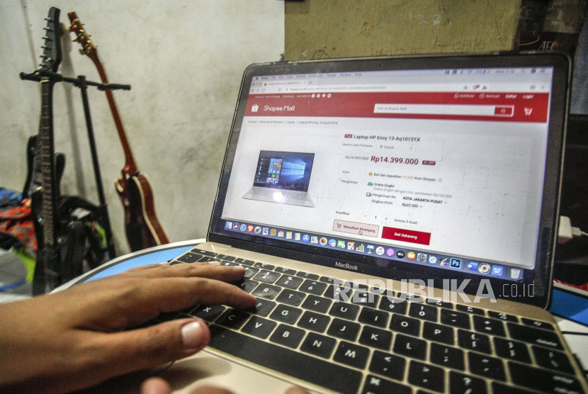 Warga menggunakan perangkat elektronik untuk berbelanja online di salah satu situs belanja online di Depok, Jawa Barat, Rabu (29/). Pemerintah berencana menaikkan tarif pajak pertambahan nilai (PPN) pada tahun depan.