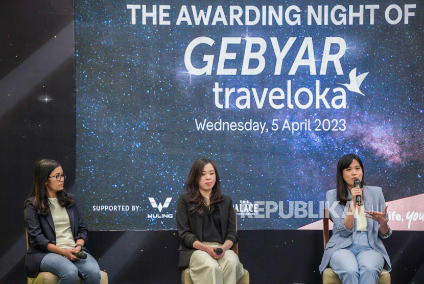 Traveloka menyerahkan hadiah kepada para pemenang program Gebyar Traveloka di Jakarta, Rabu (5/3/2023) petang.