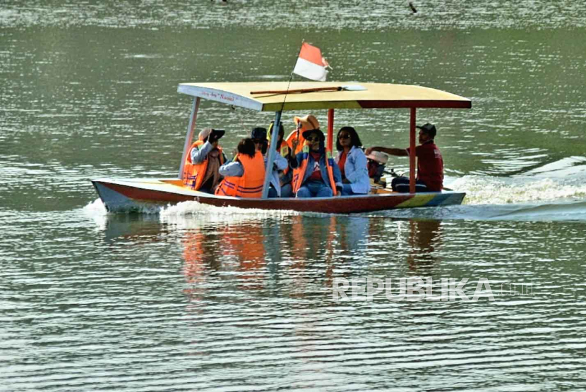 Wahana perahu wisata yang dioperasionalkan di area DTW Bukit Cinta Rawapening, di wilayah Kecamatan Banyubiru, Kabupaten Semarang, Jawa Tengah.
