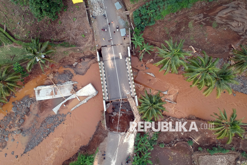 Foto udara jembatan jalur wisata Pelabuhan Ratu-Geopark Ciletuh terputus di Kabupaten Sukabumi, Jawa Barat