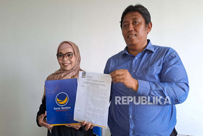 Sekretaris DPD Partai Nasdem Kabupaten Indramayu, Sri Wahyuni Herman, menunjukkan Surat keputusan (SK) pengangkatan kepengurusan DPD Partai Nasdem Kabupaten Indramayu yang baru, pascapengunduran diri pengurus lama secara massal, Rabu (14/6/2023). 