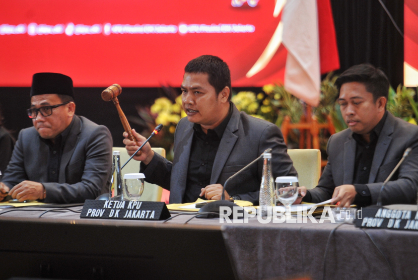 Ketua KPU DKI Wahyu Dinata (tengah) didampingi komisioner KPU DKI Jakarta lainnya saat memimpin rapat pleno terbuka rekapitulasi hasil penghitungan perolehan suara dalam Pilkada serentak tahun 2024 di Provinsi DKI Jakarta, Sabtu (7/12/2024). KPU DKI Jakarta menggelar rapat pleno terbuka rekapitulasi penghitungan perolehan suara dan penetapan hasil Pilgub DKI Jakarta 2024 dan akan diumumkan hasil rekapitulasi paling lambat pada 16 Desember mendatang.