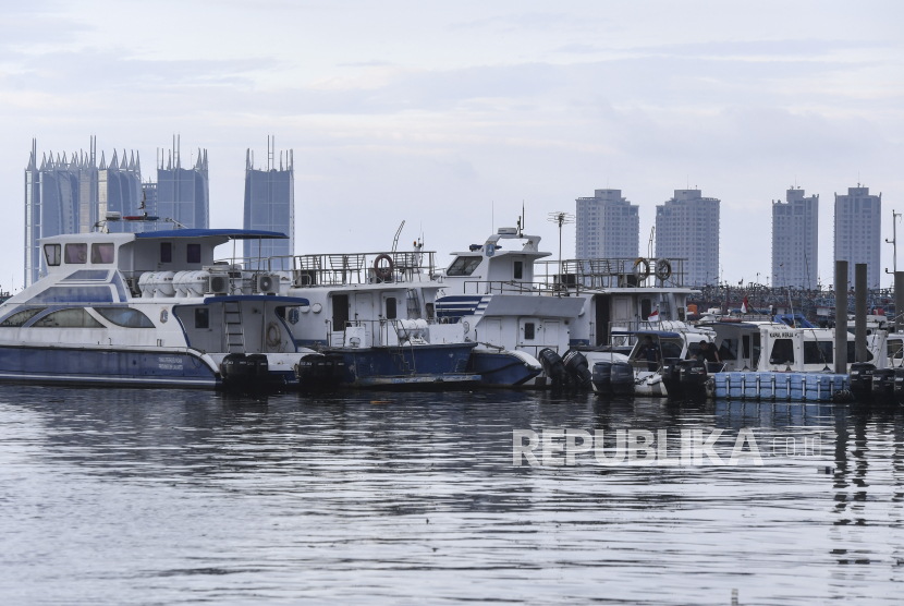 Sejumlah kapal penumpang milik Dinas Perhubungan DKI Jakarta tujuan Pelabuhan Kaliadem - Kepulauan Seribu.