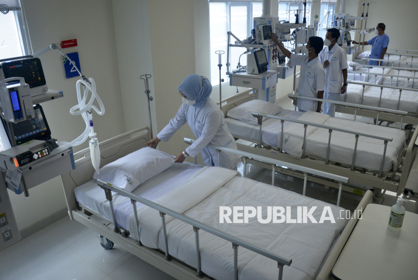 Petugas kesehatan mempraktekkan proses kontrol ruang Instalasi Gawat Darurat (IGD). (ilustrasi)