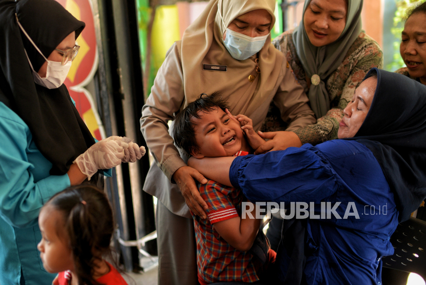 Pemberian imunisasi polio kepada anak (ilustrasi). Menurut dokter anak berkebutuhan khusus dengan gangguan perilaku aman diberikan imunisasi polio.