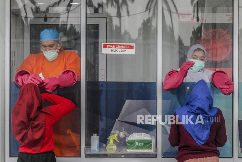 Warga menjalani swab test di kawasan Cilandak, Jakarta, Sabtu (3/10). Pemerintah melalui Kementerian Kesehatan menetapkan batas harga tertinggi swab test mandiri dengan metode real-time polymerase chain reaction (RT PCR) yaitu sebesar Rp 900.000. Republika/Putra M. Akbar