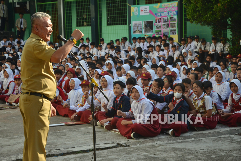 Pj Wali Kota Bandung Bambang Tirtoyuliono menyampaikan sambutan saat meninjau kegiatan masa pengenalan lingkungan sekolah (MPLS) di SMPN 2 Bandung, Jalan Sumatra, Kota Bandung, Jawa Barat, Senin (15/7/2024). Sesuai dengan Kermendikbud 18 Tahun 2016, diharapkan penyelenggaraan MPLS menyenangkan dan berkualitas, tidak ada kegiatan yang mengarah pada tindak kekerasan dan perlakukan-perlakuan tidak wajar.