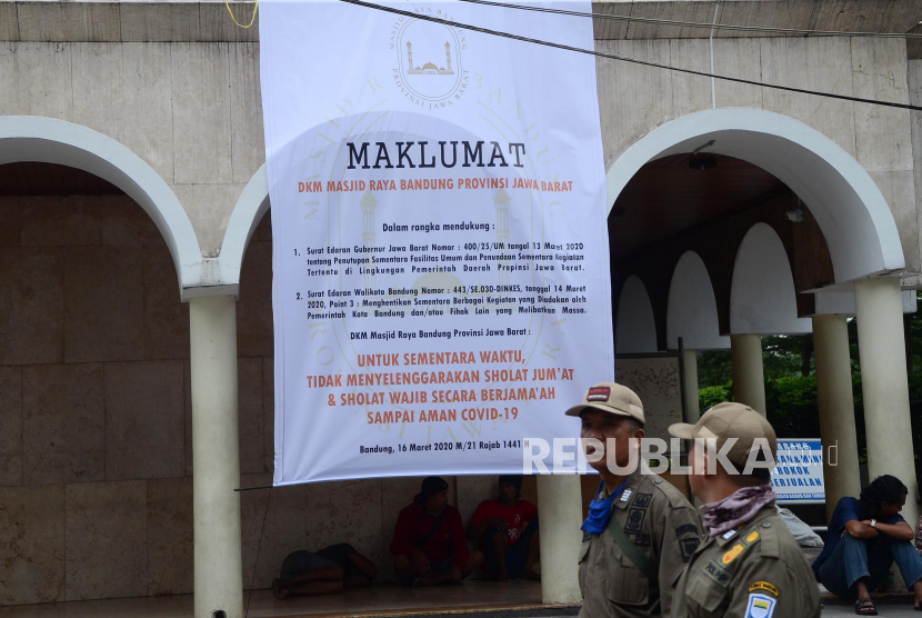 Tulisan berisi maklumat DKM Masjid Raya Bandung dipasang di halaman Masjid Raya Bandung, kawasan Alun-alun Kota Bandung, Kamis (19/3). Maklumat tersebut salah satunya menyampaikan untuk sementara waktu tidak menyelenggarakan shalat Jumat dan shalat wajib berjamaah hingga aman Covid-19. (Edi Yusuf/Republika)