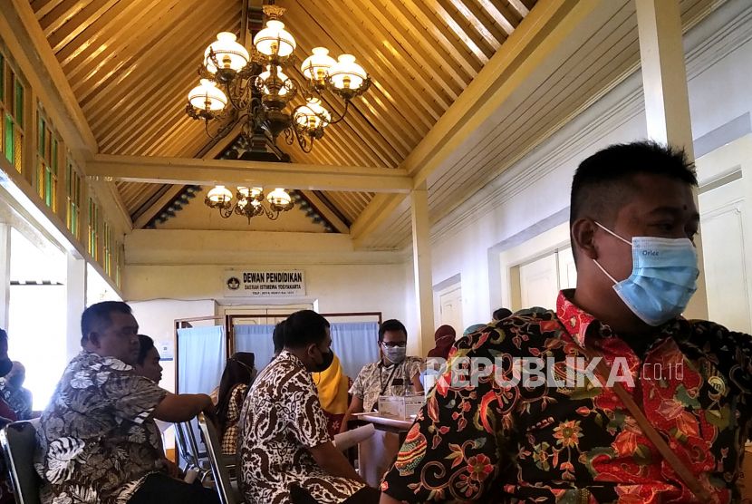 Pegawai mengikuti vaksinasi Covid-19 penguat kedua di Bangsal Wiyata Praja, Komplek Kepatihan, Yogyakarta, Kamis (2/2/2023). Hingga akhir 2022 cakupan vaksinasi penguat mencapai 121 persen. Sedangkan vaksinasi penguat kedua baru 24,7 persen untuk tenaga kesehatan dan lansia.